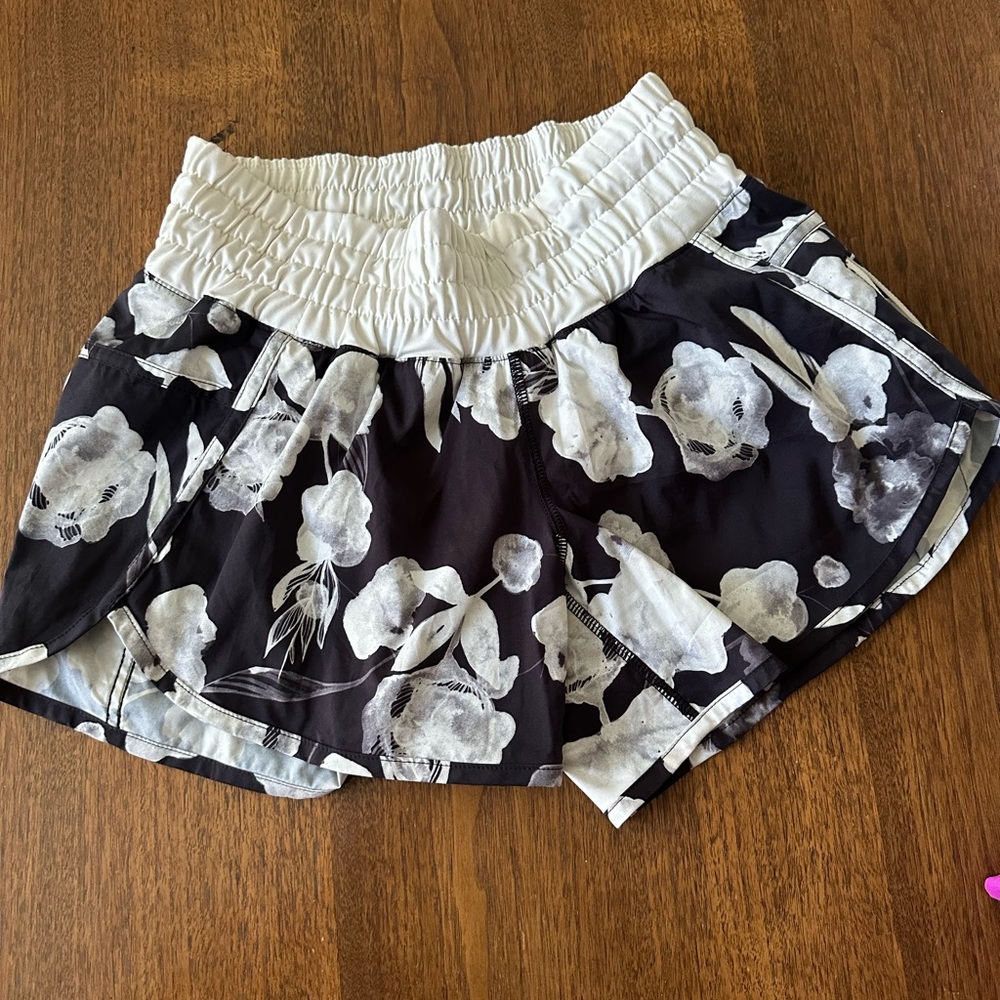 Lululemon black and white floral shorts size 6
